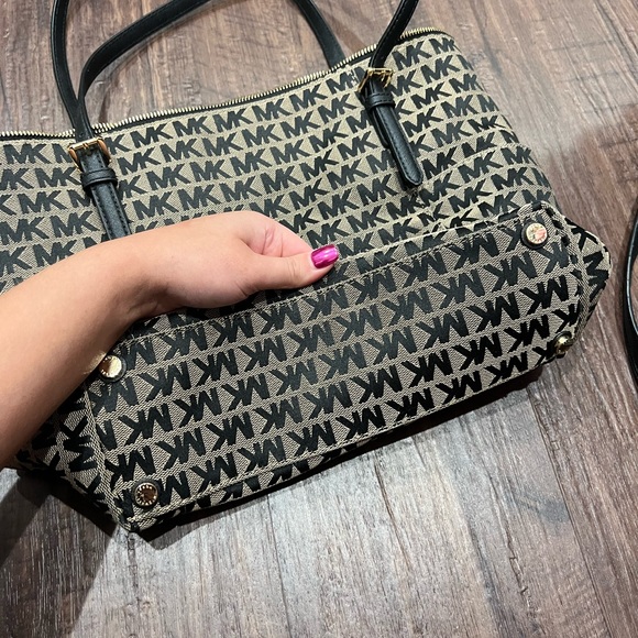 Michael Kors matching ourse and wallet - Picture 3 of 7